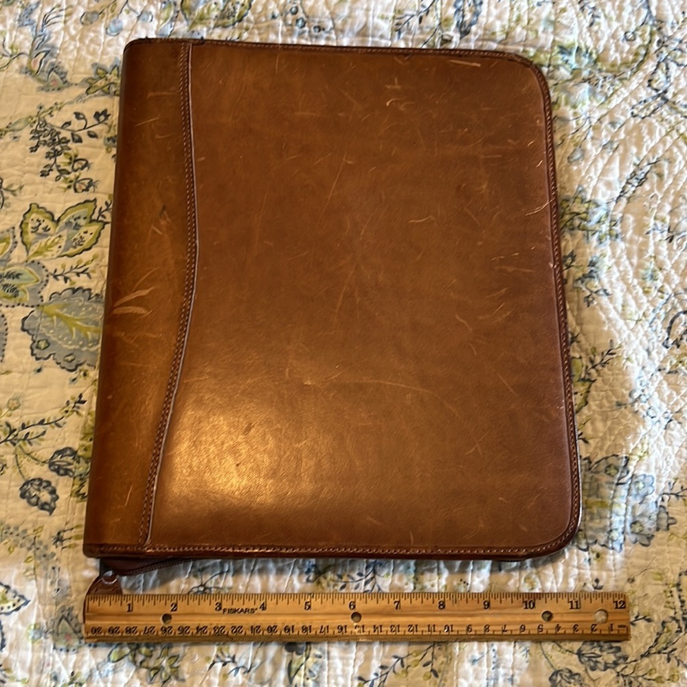 Vintage Day Timer brown leather planner/ folder. Zipper close. Nice worn leather - Picture 3 of 8